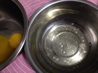 豆乳盒子,先来制作蛋糕胚：4个鸡蛋的蛋黄、蛋清分离（蛋清盆里要无水、无油）
