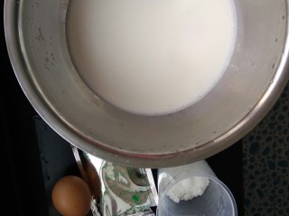 无奶油版蛋挞,准备250ml纯牛奶，40克糖，5克低粉,10克奶粉，另外加一个整个鸡蛋