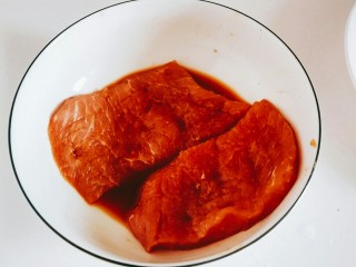 日式炸猪排,放在碗中，放进腌渍料，腌三十分钟以上。