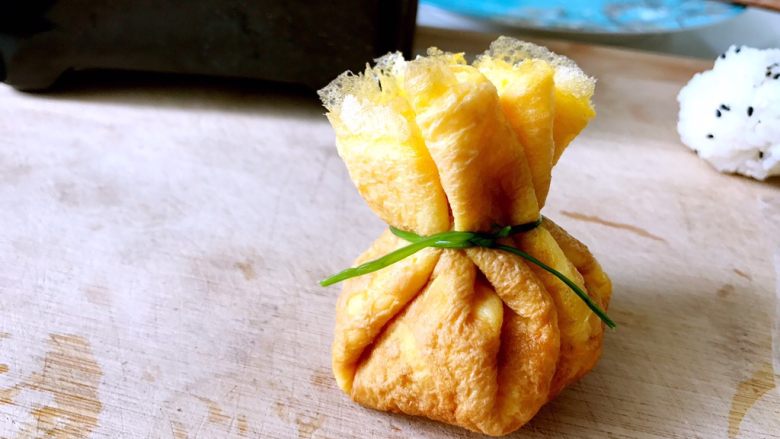 日式手鞠壽司飯團,將蛋皮小心的依次捏小褶，然後田香菜杆系上。