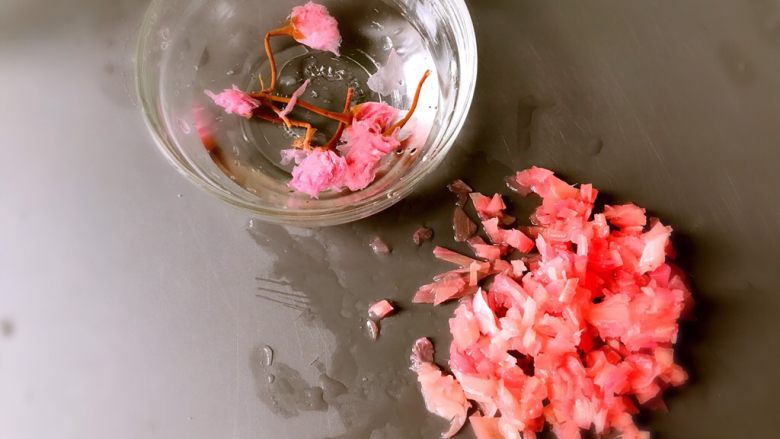 日式手鞠壽司飯團,姜片擰乾后切碎、櫻花用水泡后瀝干。
