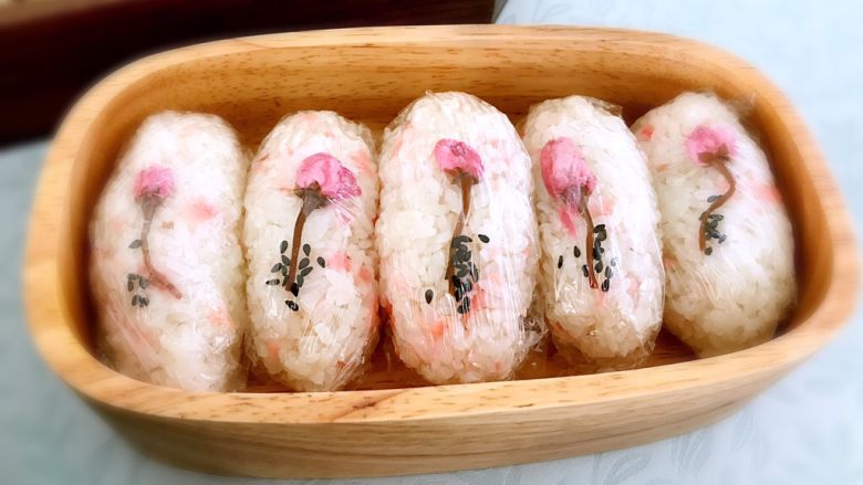 日式手鞠壽司飯團,然後裹上保鮮膜（防止櫻花掉下來，吃的時候再打開）