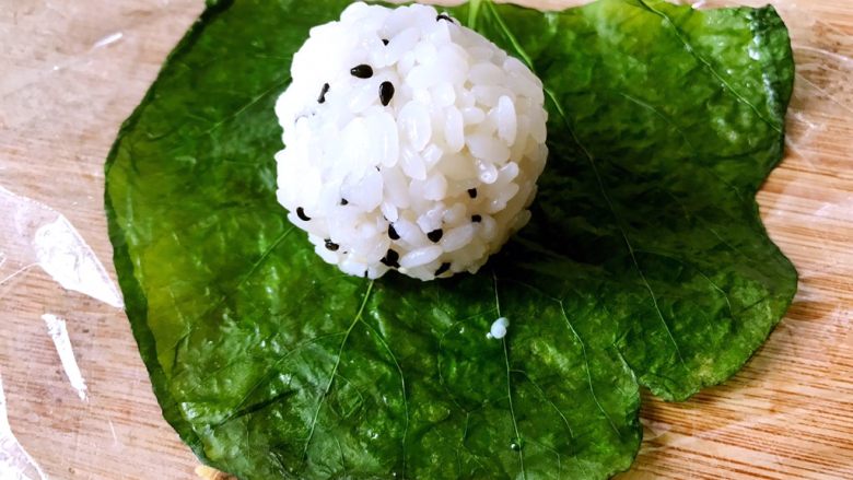 日式手鞠壽司飯團,同樣方法包綠菜葉。