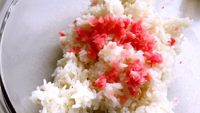 日式手鞠壽司飯團,分出一點米飯做櫻花飯團，米飯趁熱加入壽司醋和姜碎，快速輕輕攪勻即可。