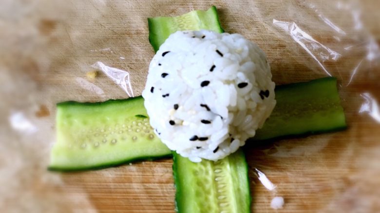 日式手鞠壽司飯團,接下來包黃瓜的，飯團可以適當大一點，這個黃瓜片可以完整的鋪在飯團上。