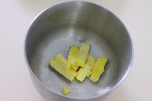 ［鹿小鹿］翻糖卡通纸杯蛋糕,将黄油放置一旁软化备用。
