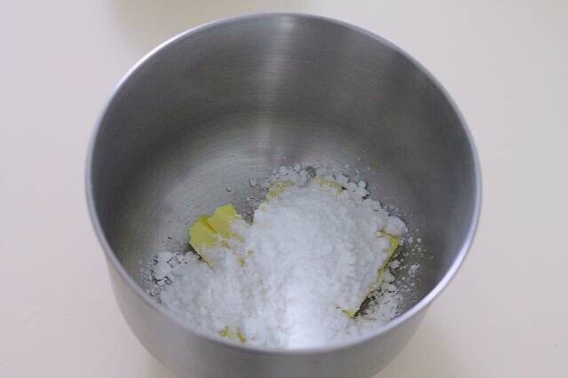 ［鹿小鹿］翻糖卡通纸杯蛋糕,黄油软化后加入糖粉，用手动打蛋器搅打均匀。