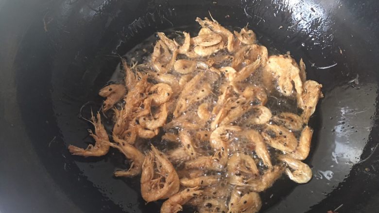香酥小白虾,油温达到8成热时放入小白虾复炸几秒钟