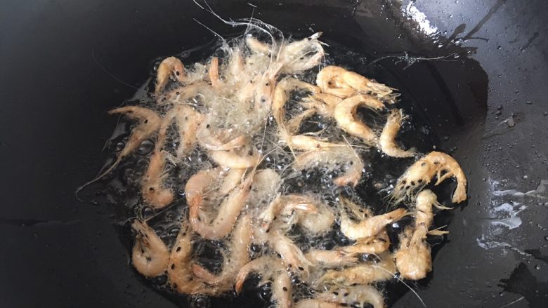 香酥小白虾,放入多些的小白虾炸制，先中火定型，再小火炸熟