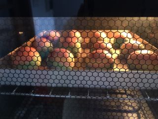 彩虹蛋黄酥,烤箱上下火160度预热，中层烤30分装。上色满意可加盖锡纸