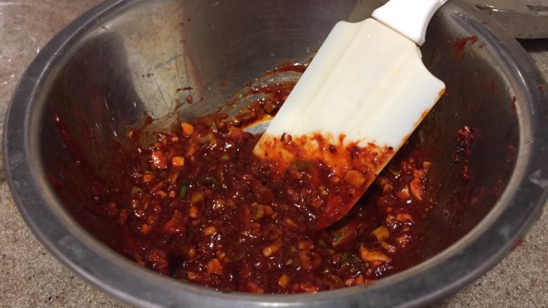 韩式香蒜辣烤鸡,搅拌均匀。