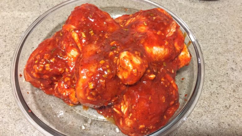 韩式香蒜辣烤鸡,抓匀酱汁和鸡肉。稍微按摩一会儿。让鸡肉全都被酱包裹。装盒冰箱冷藏腌制30分钟以上。小七腌制一天一夜。