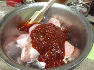 韩式香蒜辣烤鸡,从冰箱取出腌好的鸡肉，倒出多余的酒。倒入拌好的酱汁。