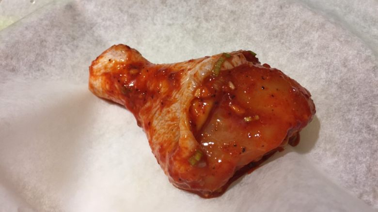 韩式香蒜辣烤鸡,腌好的鸡肉，用油纸或者锡箔纸包裹，放在烤盘里。