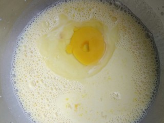 无奶油版蛋挞,先把两个蛋黄分次放入纯牛奶中，用打蛋器搅拌均匀，然后再打入一个整个鸡蛋搅拌均匀
