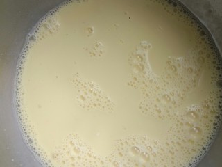 无奶油版蛋挞,再放入40克糖，5克低粉搅拌均匀。蛋挞液就做好了，可以用奶粉晒过滤一下，以免有大的颗粒