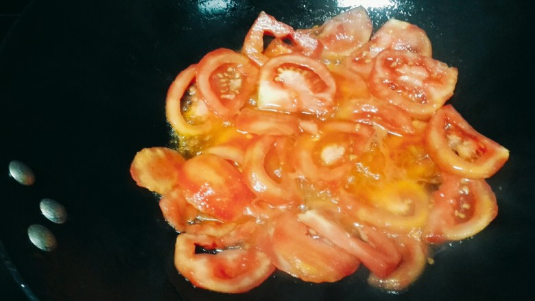 番茄冬瓜圆子汤,炒锅中倒入适量食用油，中火把油热到八成，倒入刚切好的番茄片，翻炒