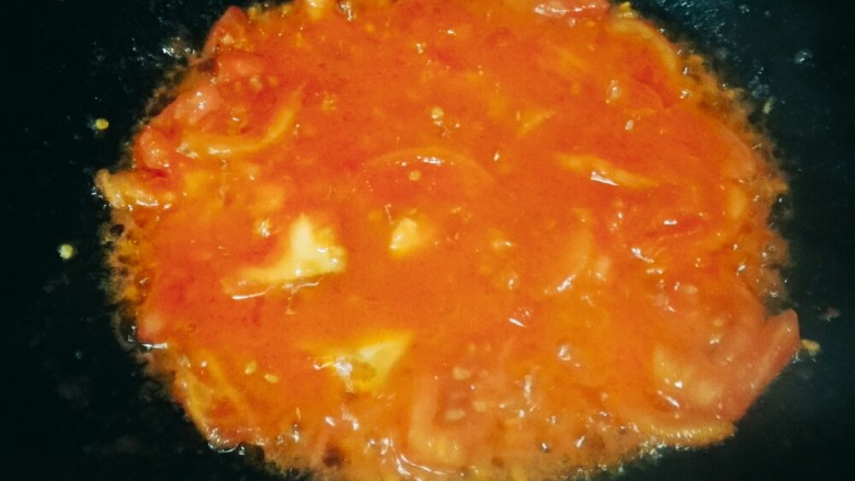 番茄冬瓜圆子汤,再加入适量盐，可使番茄片出浆更多，如图所示