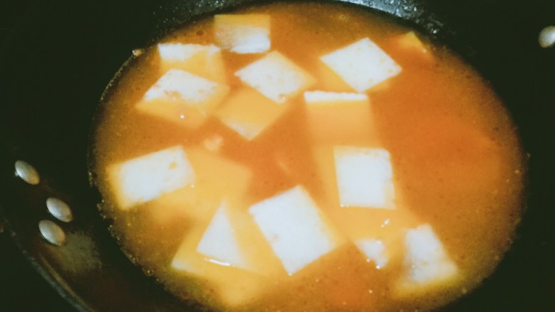 番茄冬瓜圆子汤,第三步的番茄出汁后，倒入适量清水，再放入刚切好的冬瓜片，大火煮