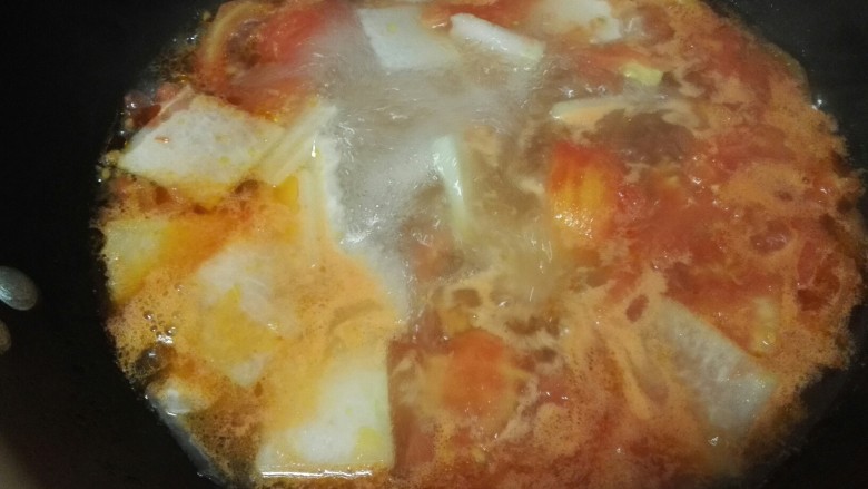 番茄冬瓜圆子汤,煮开后，用汤勺把汤面上的浮沫舀出来不要，这样汤做好，汤色后会更好看