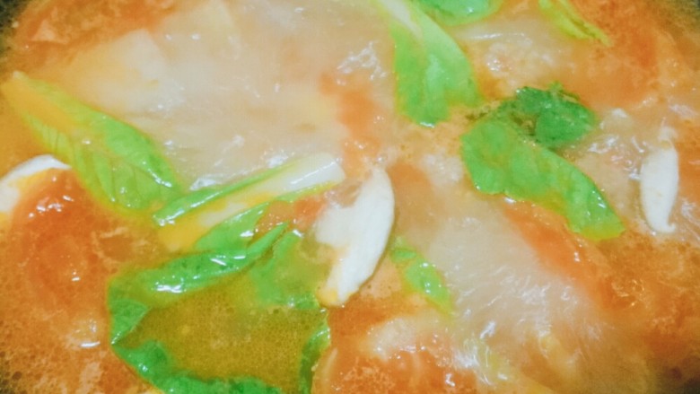 番茄冬瓜圆子汤,待冬瓜片大概有3/4透明后，放入洗净的小白菜叶