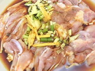 日式照烧鸡排,放入姜、葱、生抽、胡椒和适量蜂蜜腌制30分钟