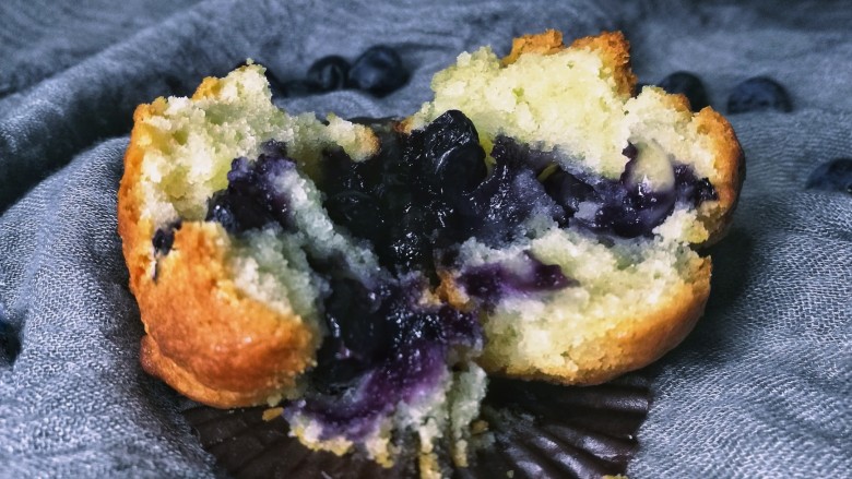 #砧板秀# 蓝莓酸奶爆浆蛋糕,烤箱预热。180度25分钟。时间温度都是仅做参考。
