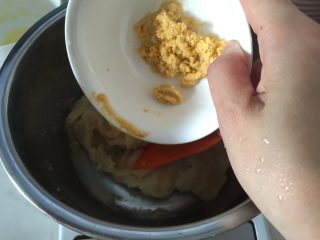 桃山皮月饼,咸蛋黄过筛后也拌入其中