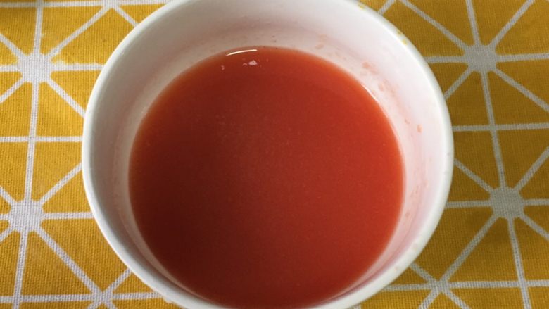 宝宝辅食之黄瓜胡萝卜虾条,切碎的胡萝卜放到搅拌机，加少许水，（水不要放多了，少许就可以。差不多可以让搅拌机工作就可以了）搅拌成细腻的糊。取40克待用
