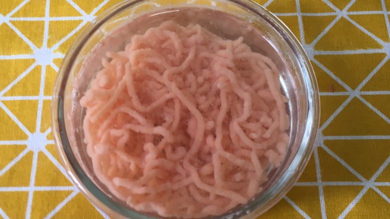 宝宝辅食之黄瓜胡萝卜虾条,煮好后，放入凉开水中，这样可以帮助虾条成型。