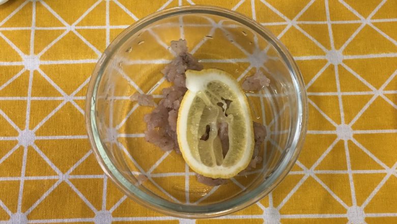宝宝辅食之黄瓜胡萝卜虾条,放到搅拌机搅碎，或剁碎。然后放上柠檬片腌制一会去除腥味。