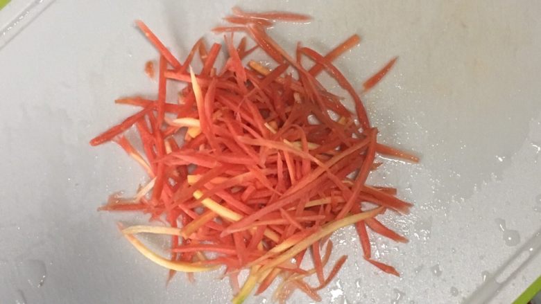 宝宝辅食之黄瓜胡萝卜虾条,胡萝卜洗净，去皮，切碎。