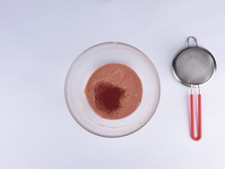 草莓花式蛋糕卷,筛入1克的红曲粉一起搅拌均匀备用