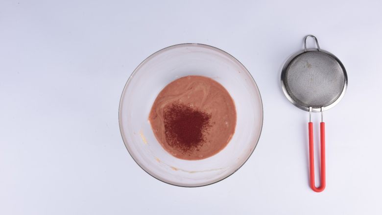 草莓花式蛋糕卷,筛入1克的红曲粉一起搅拌均匀备用