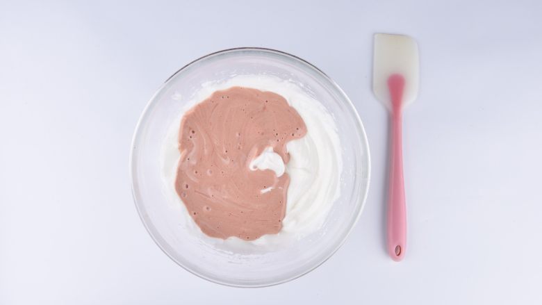 草莓花式蛋糕卷,拌匀后倒回剩下打发的蛋白部分同样用刮刀快速翻拌均匀