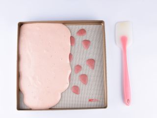 草莓花式蛋糕卷,将剩下的面糊倒入烤盘里抹平