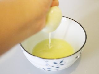 自制姜撞奶,将纱布拢起，用手挤压纱布里的生姜，将生姜汁挤入碗里。