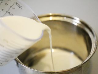 自制姜撞奶,奶锅里倒入纯牛奶。