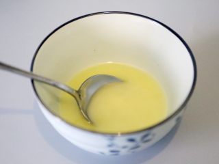 自制姜撞奶,静至过的生姜汁，用勺子将底部沉淀的生姜淀粉搅匀。