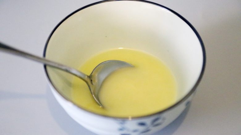 自制姜撞奶,静至过的生姜汁，用勺子将底部沉淀的生姜淀粉搅匀。