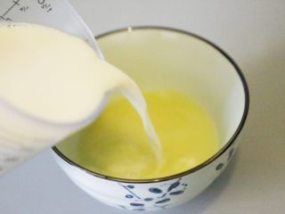 自制姜撞奶,冲入刚刚的热牛奶。
牛奶离碗口约15厘米，让“撞”的过程中，姜汁和牛奶充分融合。