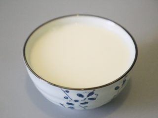 自制姜撞奶,不要搅动，静至约20分钟，即可凝结。