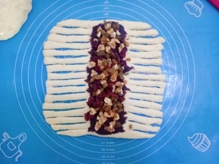 辫子面包,中间铺上豆沙、放核桃碎、葡萄干、蔓越莓，然后两边切条形（宽一些比较好看，我这切的有些窄了）