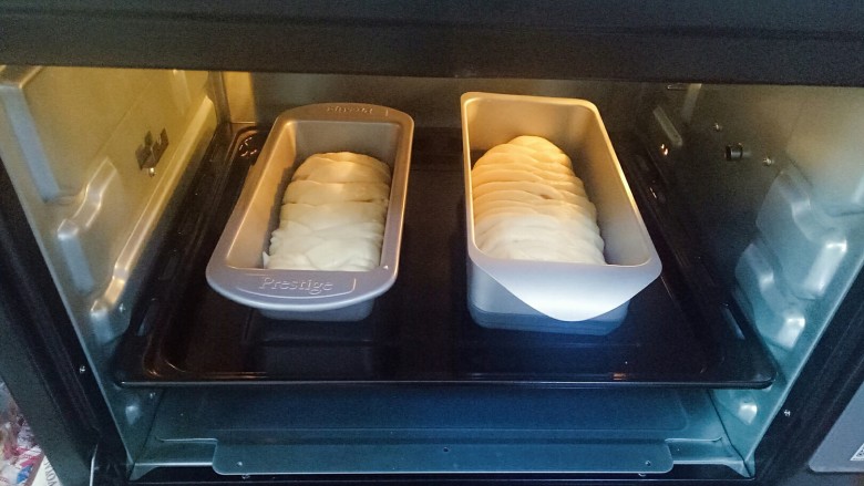 辫子面包,编好后收紧头和尾，然后将面包胚移到模具中，放入烤箱发酵40分钟左右