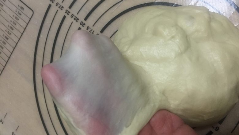 超软炼奶排包 中种法,揉好的面团有手套膜哈