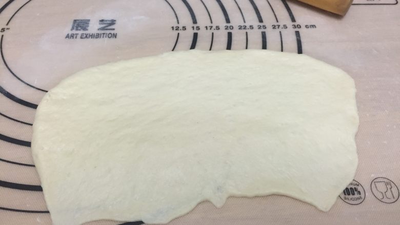 超软炼奶排包 中种法,之后就要开始整形啦
将面团擀成椭圆形，其中一个长边压薄薄的，有助于粘合