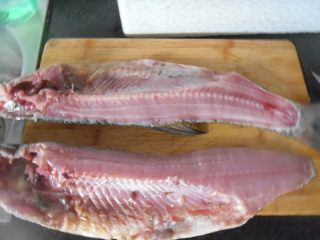 西湖醋鱼,第一刀把整条鱼片开，分雌雄两片，带鱼骨鱼尾的为雄片，另一片为雌片。