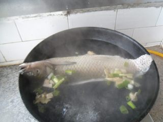 西湖醋鱼, 锅烧开水，放入葱姜、料酒煮2分钟，先放入雌片
