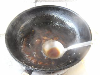 西湖醋鱼, 熬制汤汁粘稠，即可关火
 