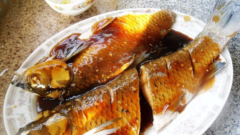 西湖醋鱼,把汤汁浇在鱼身上面，再撒适量姜末，即可上桌品味
